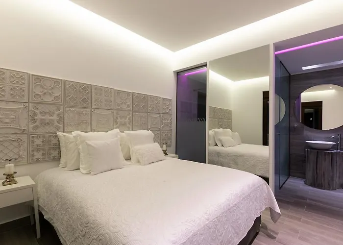 Villa Antonoglou - Waterfront Luxury Retreat *