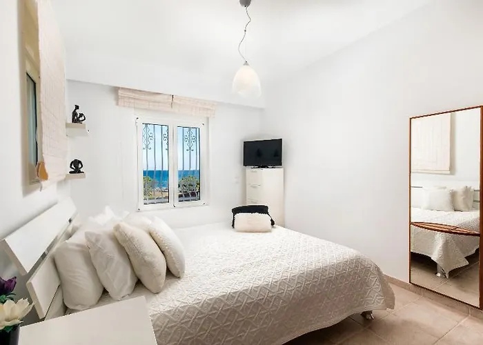 Villa Antonoglou - Waterfront Luxury Retreat *