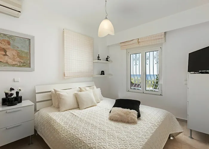 Villa Antonoglou - Waterfront Luxury Retreat Lakhania