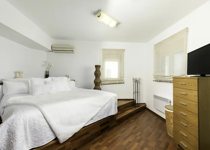 Antonoglou - Waterfront Luxury Retreat Villa *