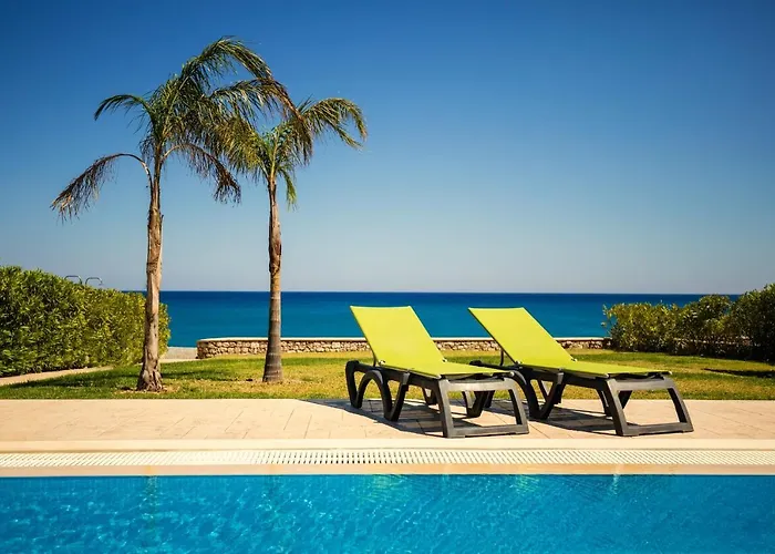 Villa Antonoglou - Waterfront Luxury Retreat Lakhania