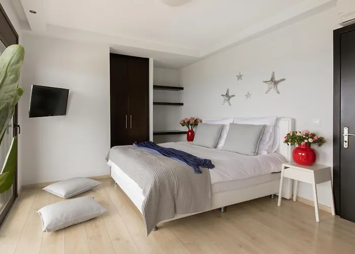 Villa Antonoglou - Waterfront Luxury Retreat Lakhania