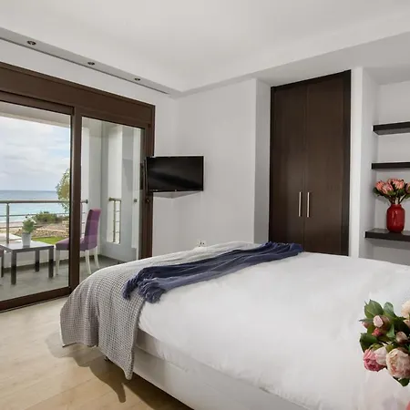 Antonoglou - Waterfront Luxury Retreat Willa